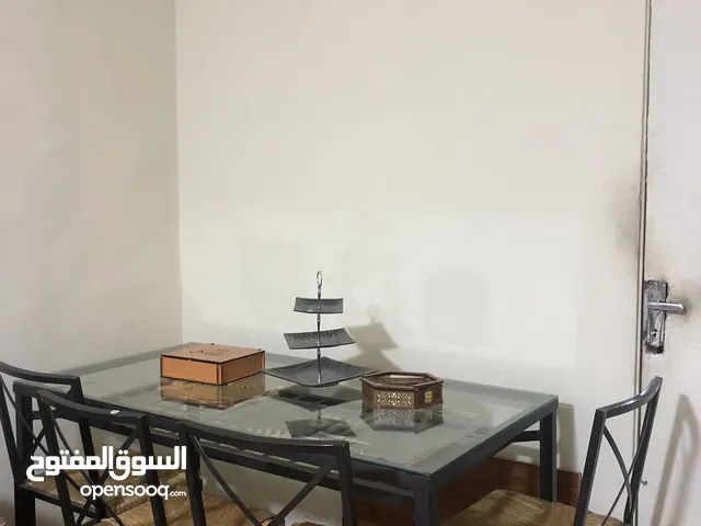 طاوله طعام جيده و جديده اربعه كراسي