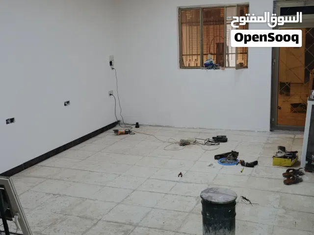 شقه 55m تتكون من صالة وهول ومطبخ وصحيات وغرفة نوم