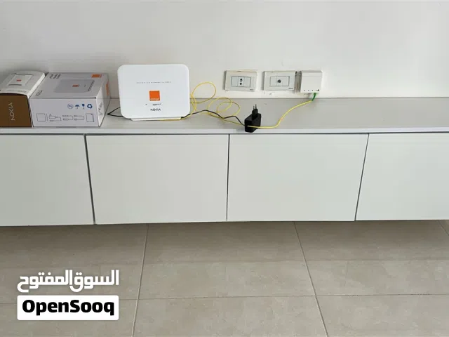 طاولة تلفزيون بحالة الجديد