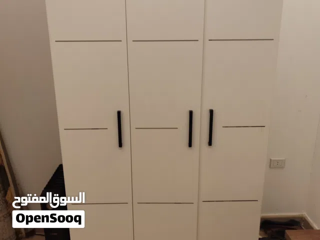 دولاب فردي بثلاتة ابواب مستعمل للبيع