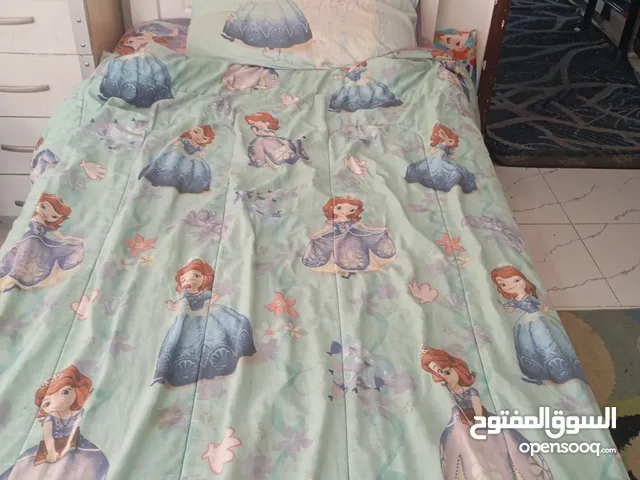 سرير مقاس 90 × 190 مع مرتبة بحالة ممتازة  يصلح للكبار او للأطفال