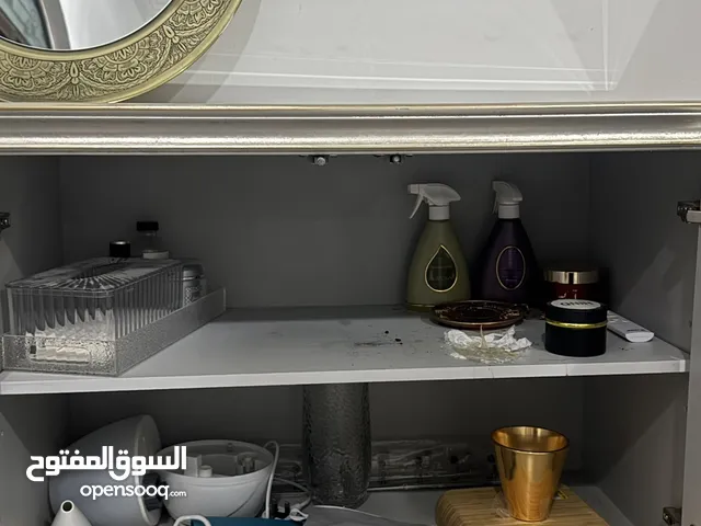 مكتبه صغيره شبه جديده مع منظره للبيع بسعر 450