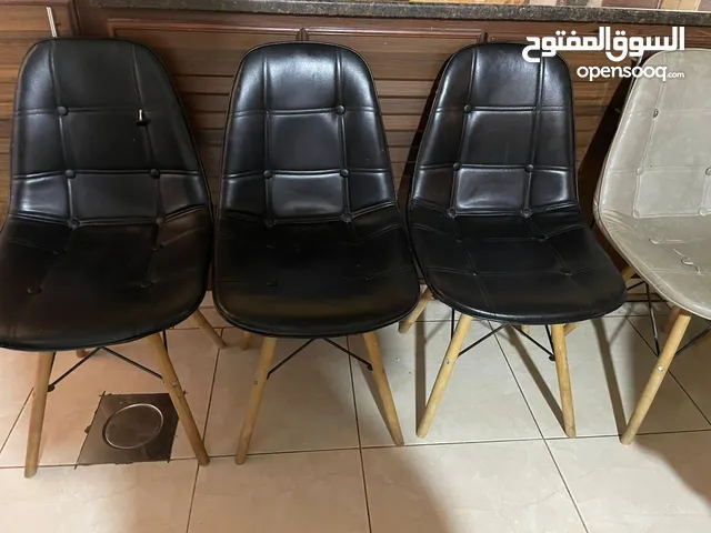 كراسي. عدد 5 بحاله جيده وحماله تلفزيون حيد متحركه