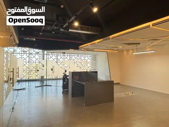 ديكور مكتب للبيع كامل في بناية مسقط للتامين جاهز بمساحة 140مترمربع الطابق الثالث .