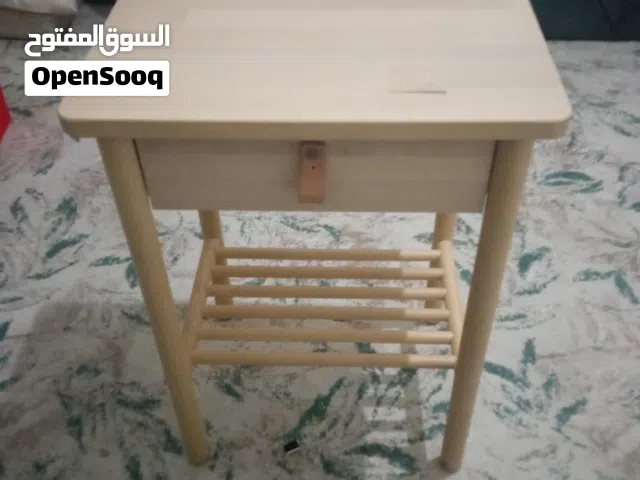 طاولة جانبية من ايكيا كمودينة خشبية بحالة ممتازة