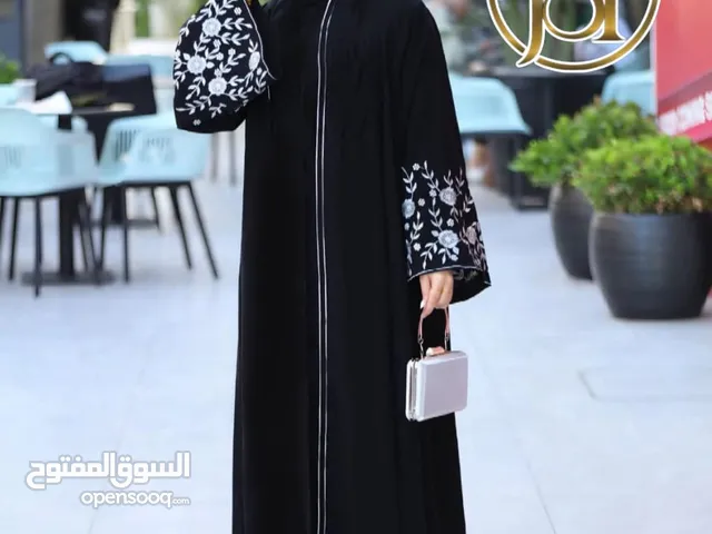 عبايه بتفاصيلها الجذاب عباياتنا روعة الأصالة وبساطة الجمال. مصنوعة بحب لتناسب ذوقكِ العربي الأصيل