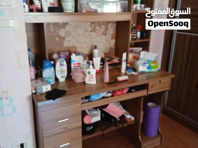 تخت و مكتب بحاله جيداه جدان قراء الوصف