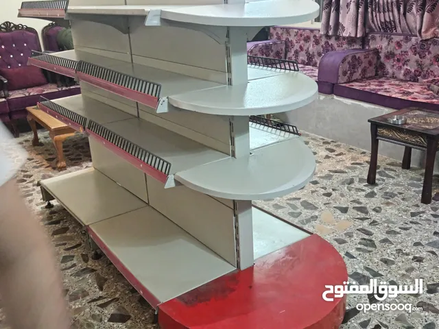 رفوف وسط سوبرماركات