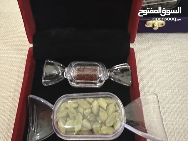 علبتين هدايا مخمل فيها هيل وزعفران جديده