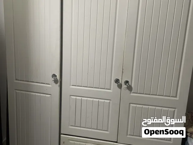 كبت او دولاب ملابس بحاله جيده.