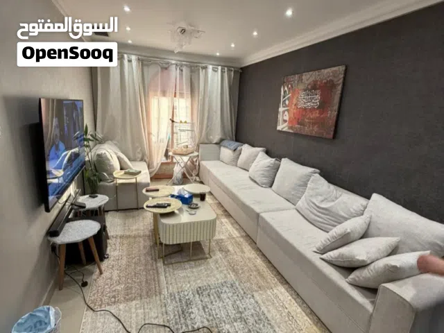 للبيع مستعجل كنب وطاولة وسطيه مع اربع طاولة صغير وسجاده