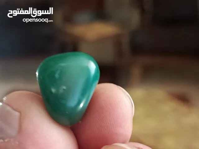 حجر كريم لون اخضر