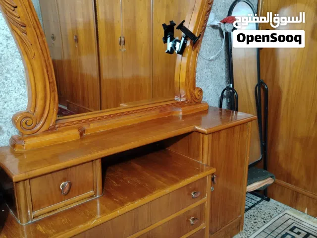 ميز تواليت للبيع تزكام عراقي نوع الخشب عراقي ثكيل و نظيف