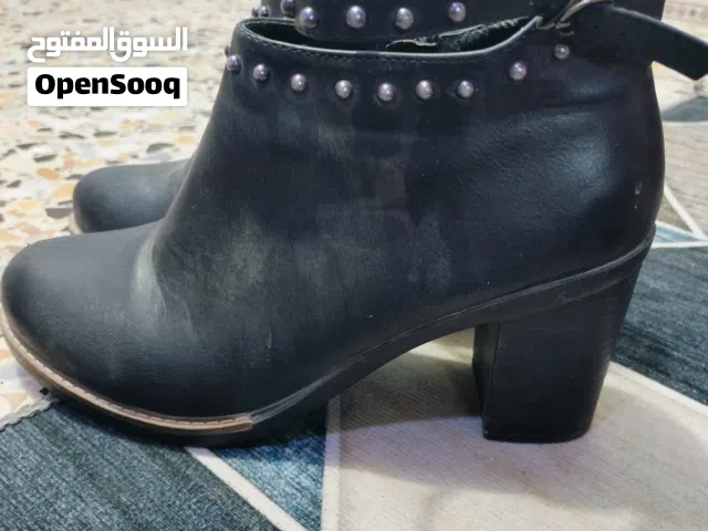 حذاء مستعمل مرة واحدة نصف بوت.