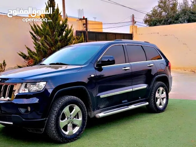 جيب شيروكي (مخززززززززن) ماشي 88 الف فقط بحالة الوكاله