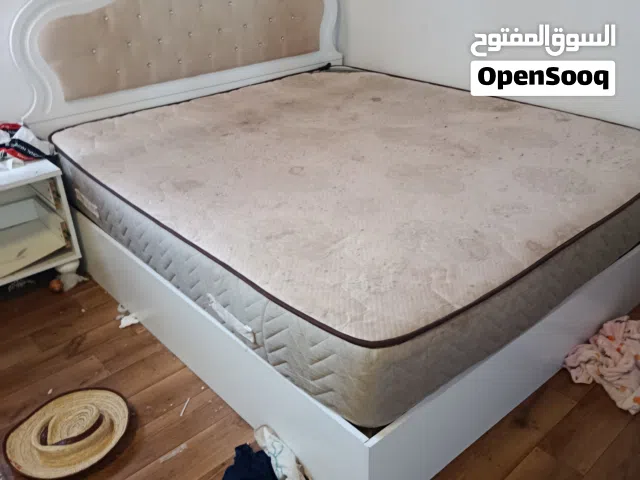 حوض سرير وبراندا نظاف جدا