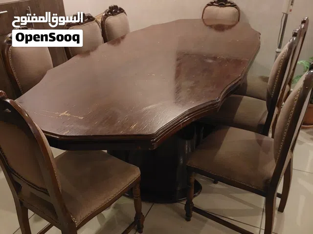 طاولة سفرة مستعملة بثمان كراسي خشب ممتاز من النوع القديم جدا تحتاج لدهان فقط منطقة تلاع العلي