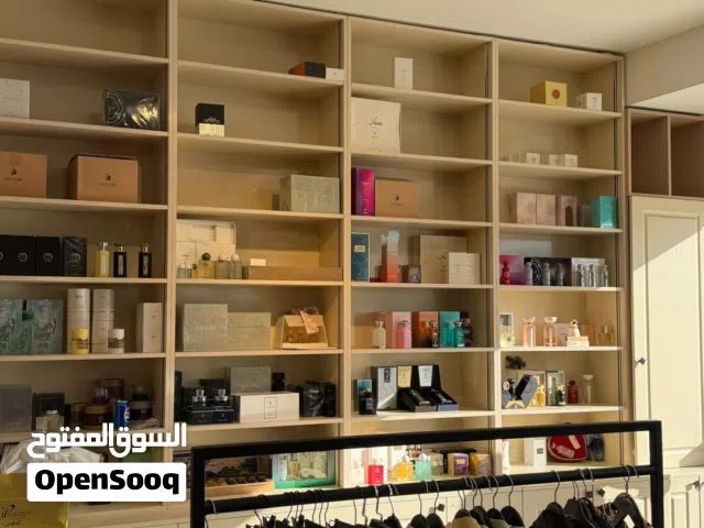 اثاث محل ملابس وعطور للبيع