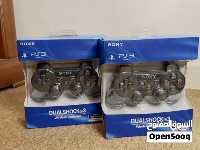 اجهزه تحكم بلاستيشن 3  DualShock 3 (3/sixaxis تشمل الاتصال اللاسلكي عبر البلوتوت وخاصيه الاهتزاز