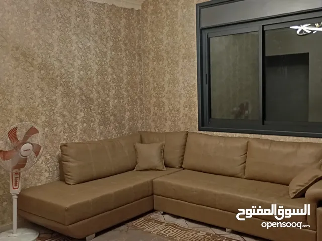 شقه مميزه.وفخمه .تشطيب شخصي ..مسكونه من سنتين ..في منطقة هادئة..عمارة صغيرة..مفتوحه من ثلاث جهات .