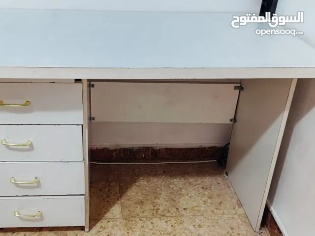 طاولة مكتبية بحالة ممتازة