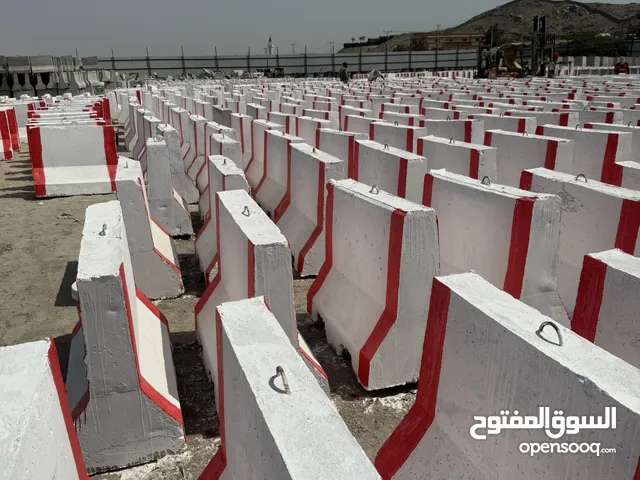 قواعد وصبات خرسانه مناهل ومواقف سيارات خرسانه وبلستيك