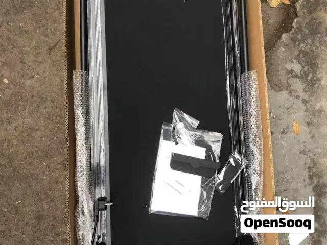 هذا الجهاز هو جهاز مشي منزلي مسطح ومدمج (Walking Pad / Under-Desk Treadmill