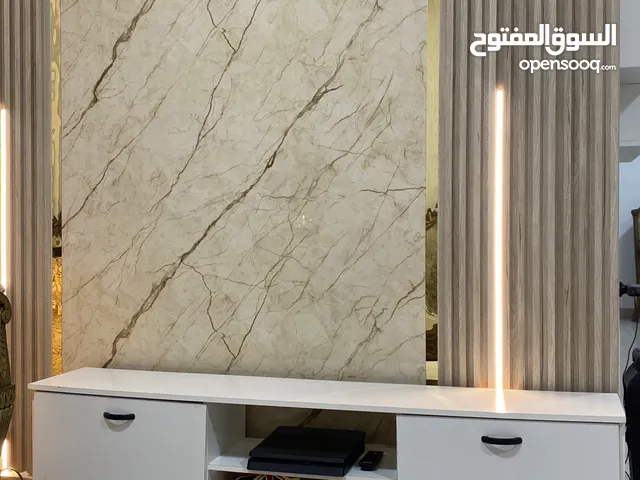 طاولة تلفزيون بحالة ممتازة