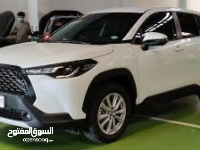 تيوتا كروس للبيع مواصفات داخل جلد احمر فتحة ابل كار بلي شاشة كبيرة مكفولة كفالة عامة موديل2024