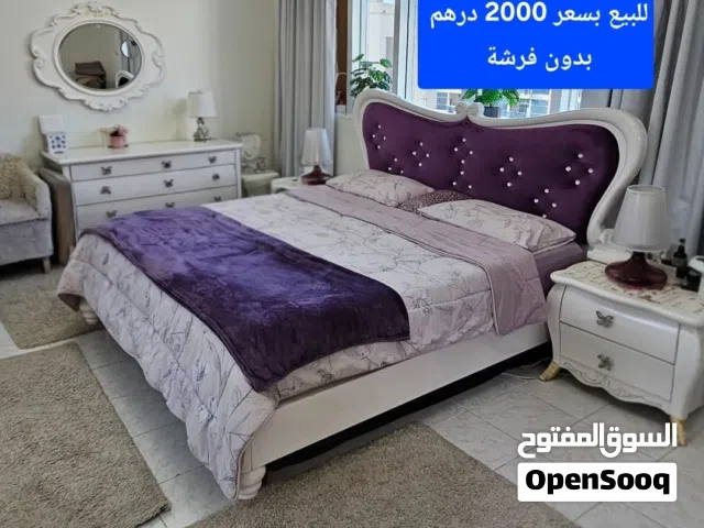 للبيع غرفة نوم سرير كنغ  180×200 وكومدينة عدد 2 وتواليت بحالة جيدة جدا بسعر  2000 درهم بدون خزانة