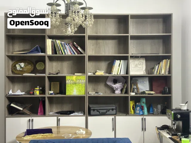 مكتبه وسرير وجلسات