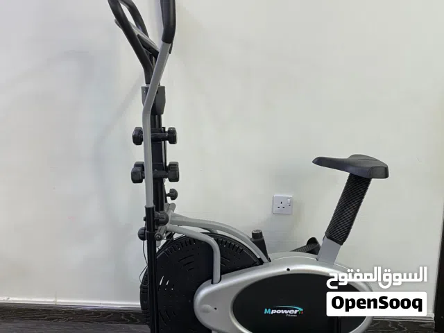 جهاز دراجة رياضي مع أثقال و لوح دوران - استخدام بسيط - نظيف