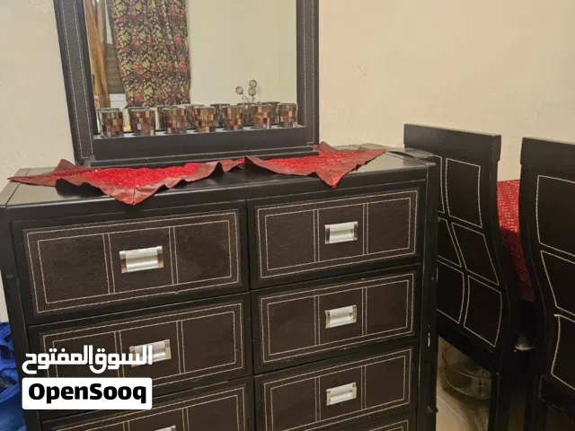 طاولة سفره مكونة من 6 كراسي مع دلسوار.