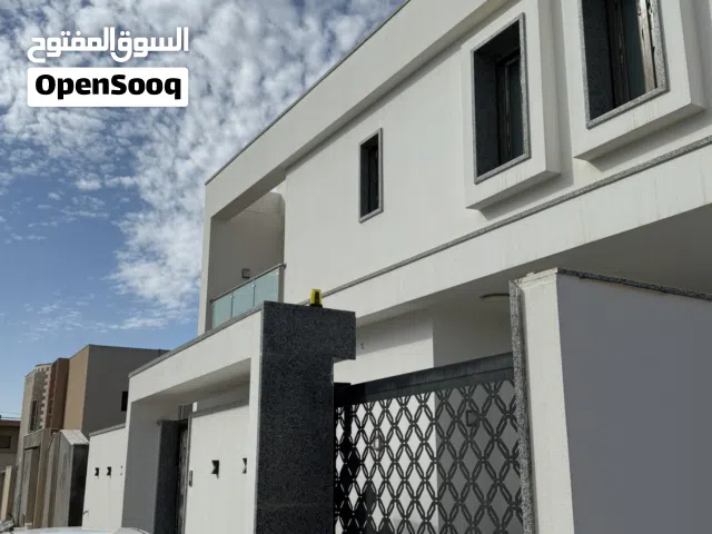 فيلا حديثة للبيع في بداية عين زارة – قرب جامع الخليل