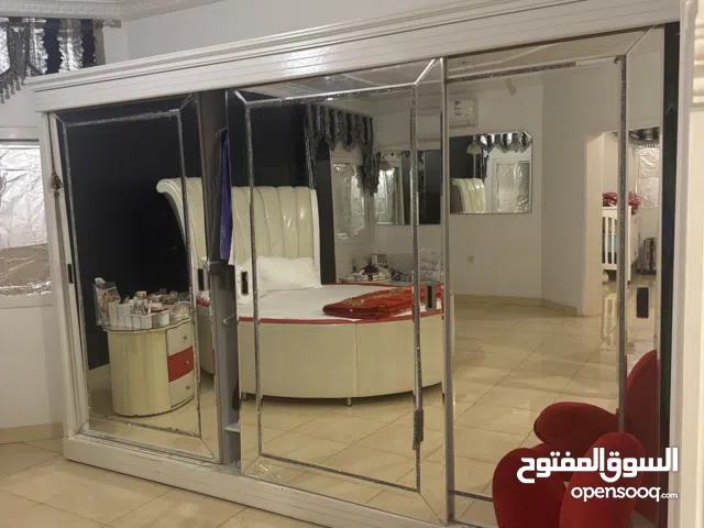 دولاب / خزانة ملابس كبيرة بمرآة كاملة للبيع دولاب ملابس واسع بتصميم فاخر وعصري