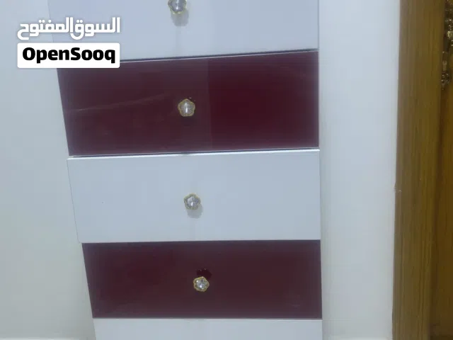ميز ( دولاب /كوميدينة) للبيع بحالة جيدة