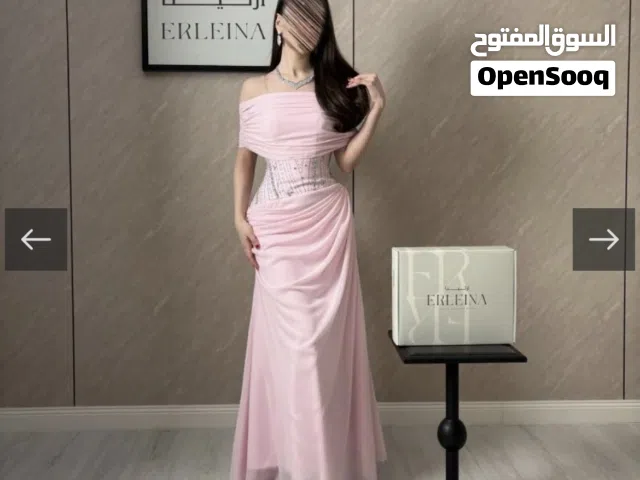 فستان من ارلينا مقاس s ب 200 قابل للتفاوض تم شراءه هذا الشهر استعامل واحد