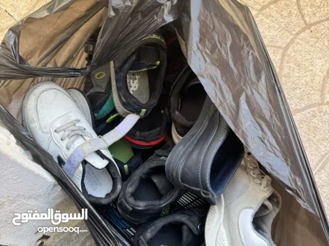 مجموعة احذية مستعملة