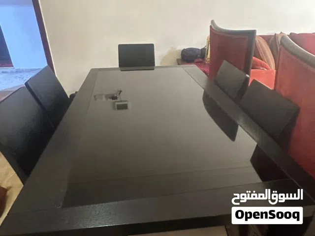 طاولة طعام مع ستة مقاعد وخزانة عرض وبوفيه