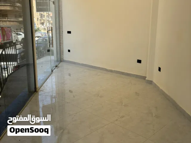 محل تجاري بواجهة كبيرة عالشارع للبيع