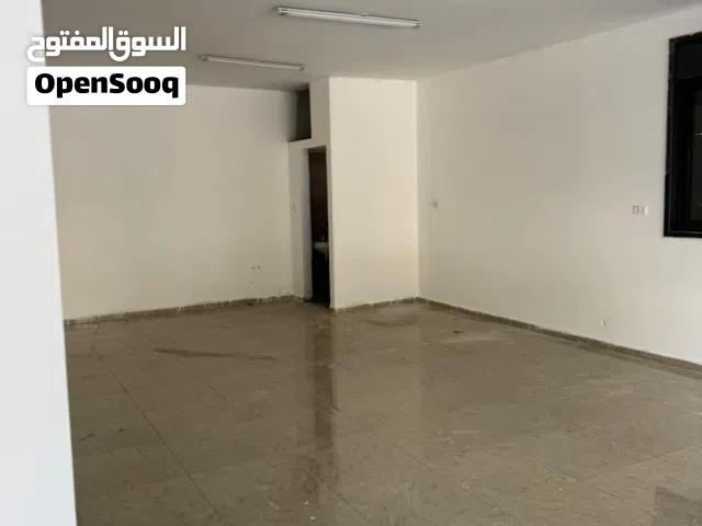 محلات على الشارع الرئيسي