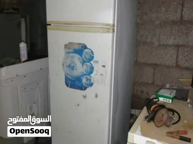 ثلاجه ثلج حجم كبير نضيفه عليها ضمان من اي خلل وعليها مكينة فليزر يعني تثلج فوق المعتاد سعره 150الف
