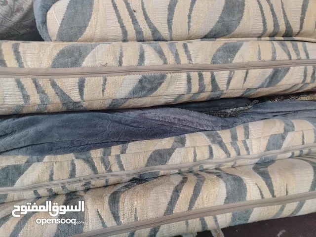 4 فرشات مع 4 مساند و4 مراكي مستعمل بحاله جيده