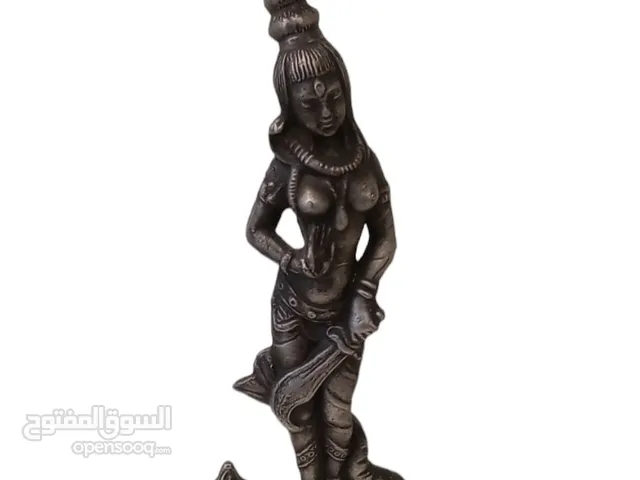 statue féminine de guerrier restant sur un objet de collection vintage de dragon mythique