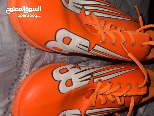 جوتي كره قدم مقاس 43 لون برتقالي مناسب للعشب الصناعي و ممكن ايضاً في الصالات الرياضية استعمال قليل