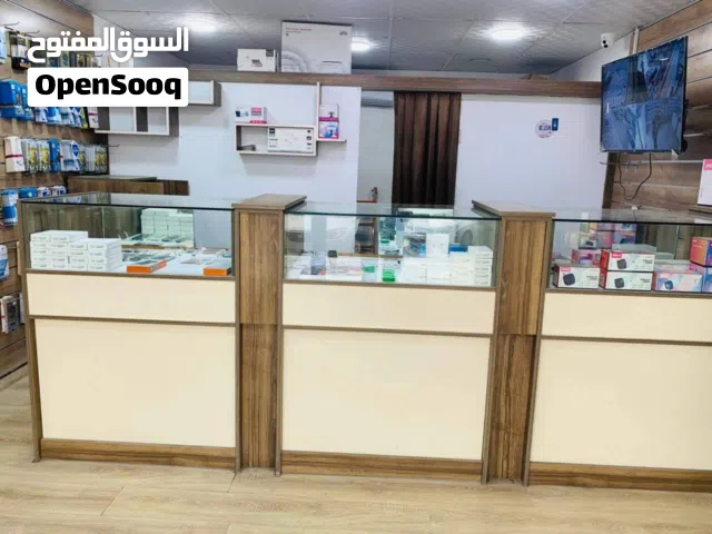 ديكور محل نقالات للبيع استعمال نظيف كامل مع بعض