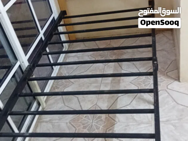 سرير مفرد مستعمل للبيع