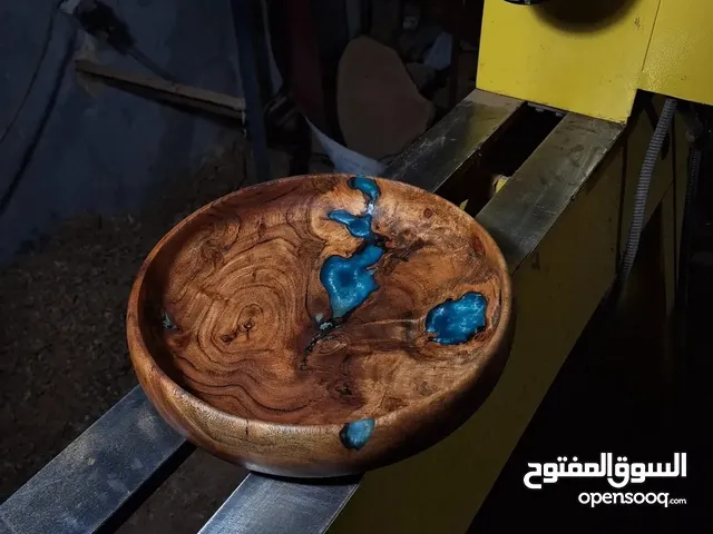 صحن خشبي مشغولينه بالرزين، مصنوع من خشب بابل الزين والنظيف.