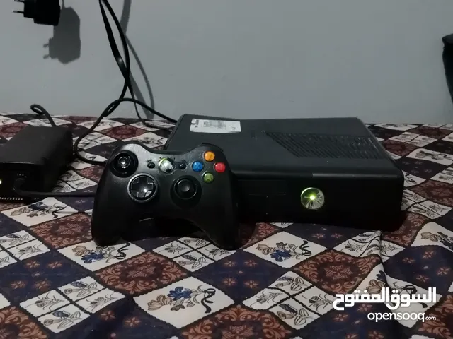 اكس بوكس 360 للبيع مع ايدتين عليه 55 لعبة