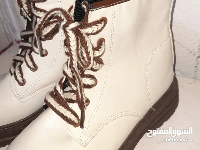Beige Boots in Najaf